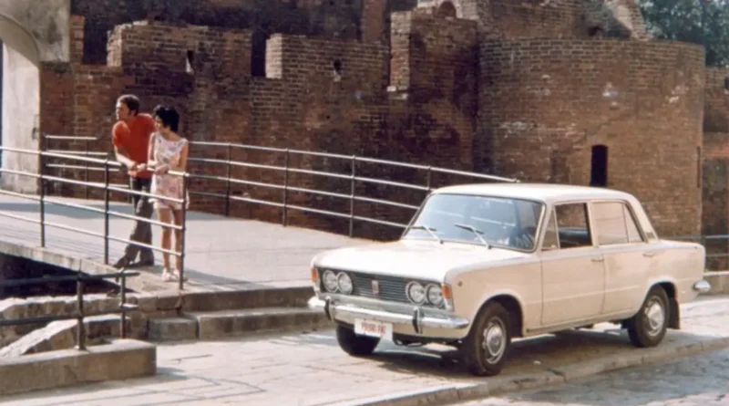 stare zdjęcie przedstawiające Fiata 125p