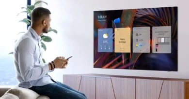 mężczyzna korzystający z telewizora Samsung