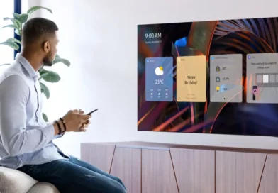 mężczyzna korzystający z telewizora Samsung