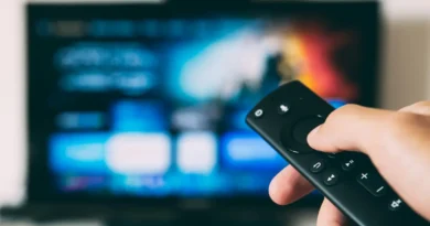 mężczyzna z pilotem od TV