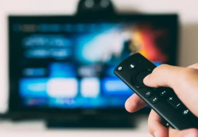 mężczyzna z pilotem od TV
