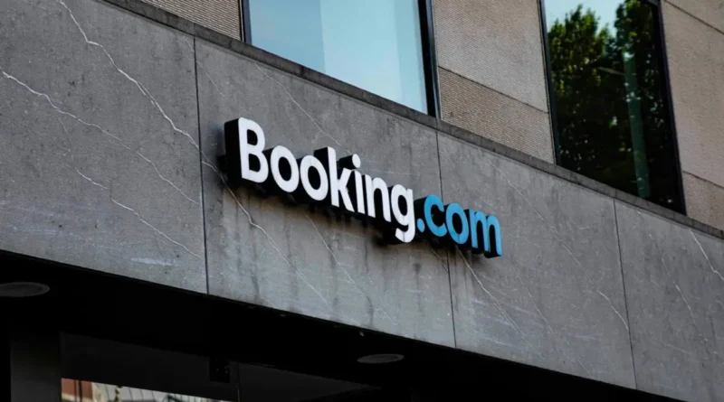 logo Booking na ścianie budynku