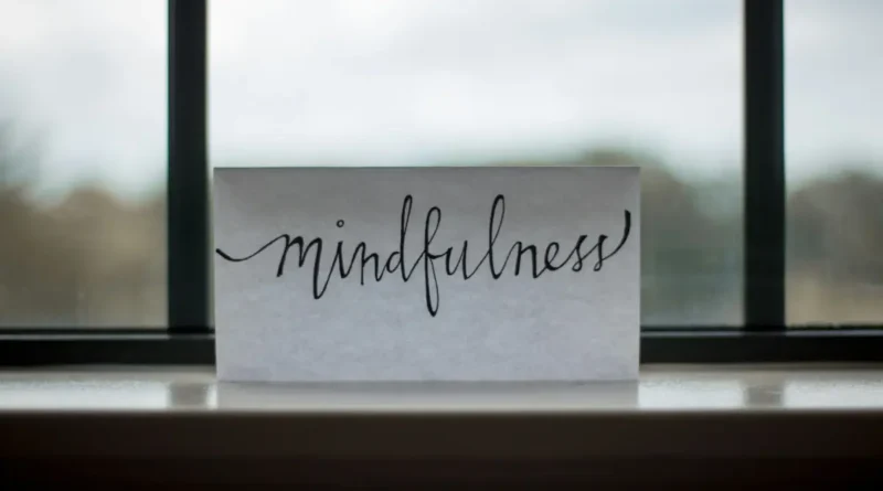 napis mindfulness na kartce