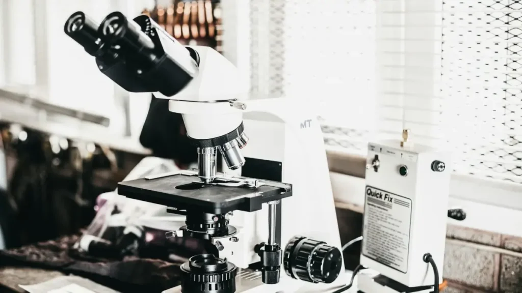 mikroskop w laboratorium