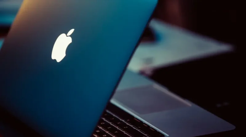 logo Apple na obudowie laptopa