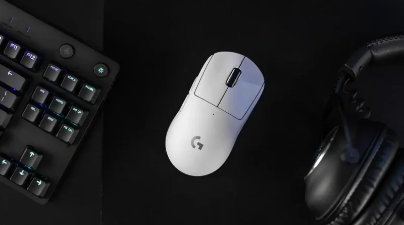 mysz Logitech G na biurku gamingowym