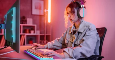 kobieta korzystająca z monitora gamingowego Philips