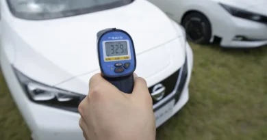mężczyzna mierzący temperaturę panującą w samochodzie