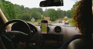 para korzystająca z Apple Maps w samochodzie