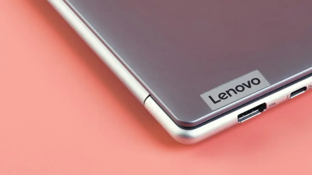 logo Lenovo na obudowie laptopa