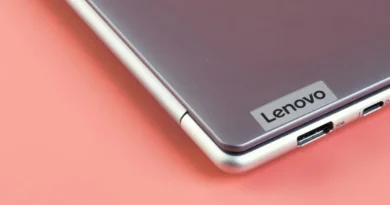 logo Lenovo na obudowie laptopa