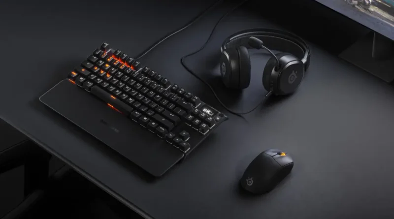 akcesoria SteelSeries na blacie gamingowym