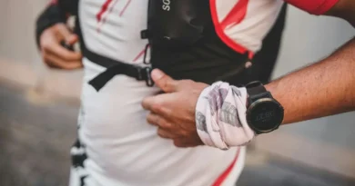 mężczyzna z zegarkiem Garmin