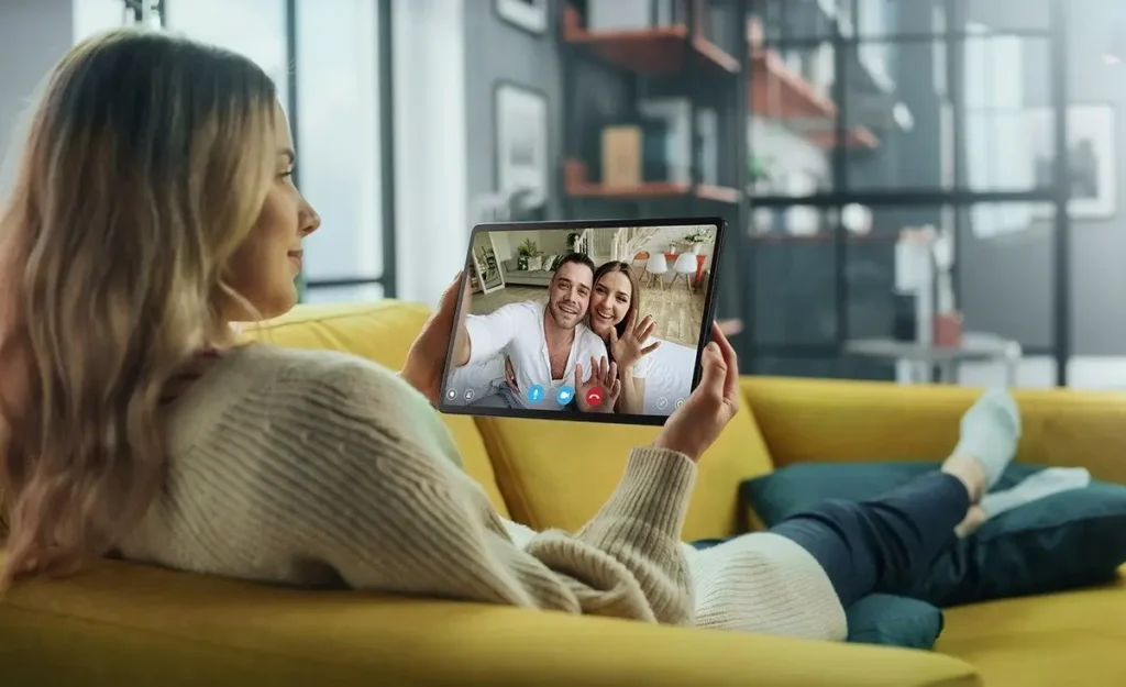 kobieta korzystająca z tabletu Acer