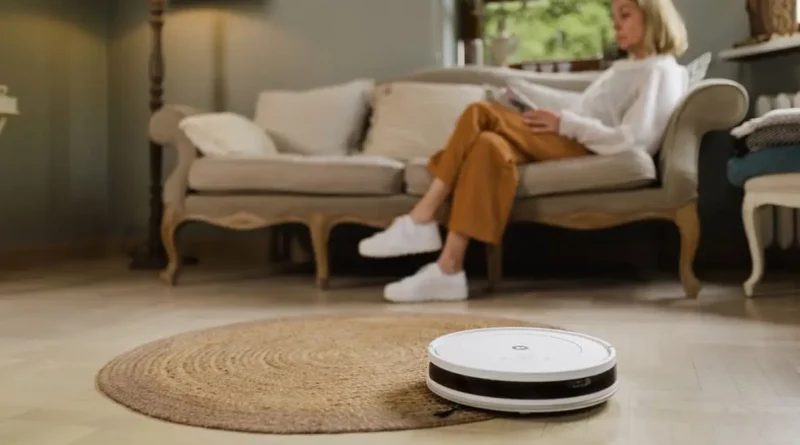 kobieta korzystająca z robota sprzątającego Roomba