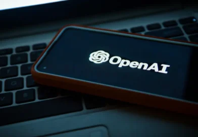 logo OpenAI na ekranie smartfonu