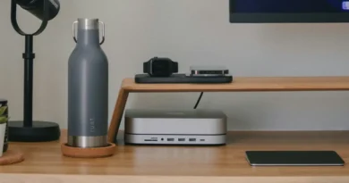 komputer mac mini na biurku