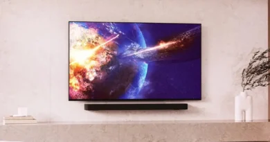 telewizor Sony Bravia zawieszony na ścianie
