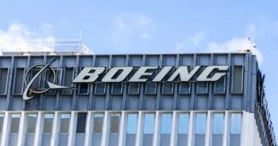 logo Boeing na biurowcu
