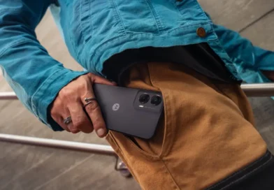 osoba korzystająca ze smartfonu Motorola Moto G35 5G