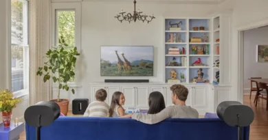 rodzina korzystająca ze sprzętu Sonos w salonie