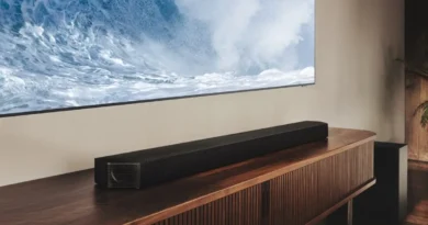 soundbar Samsung na stoliku pod telewizorem