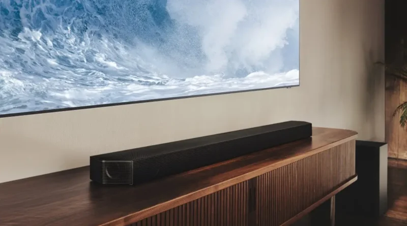 soundbar Samsung na stoliku pod telewizorem