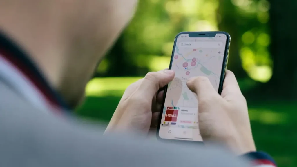 mężczyzna korzystający z Map Google