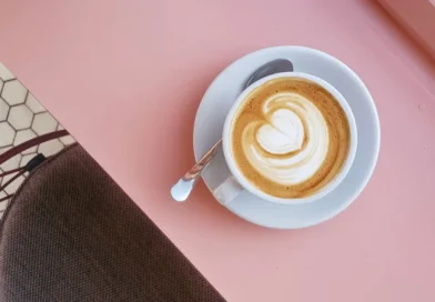 filiżanka z kawą ustawiona na blacie