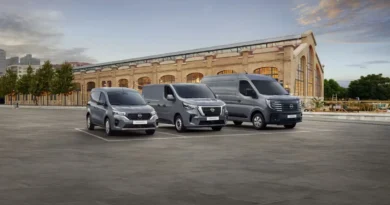 samochody dostawcze Nissan ustawione obok siebie