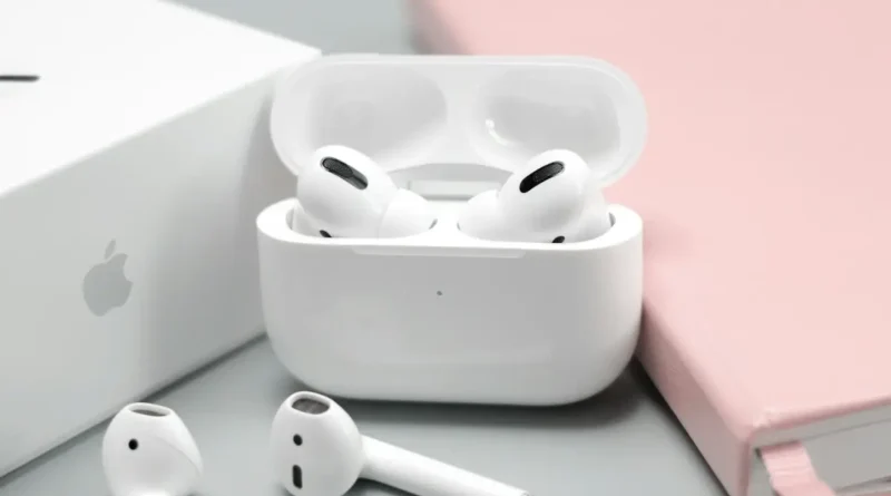 słuchawki airpods na blacie