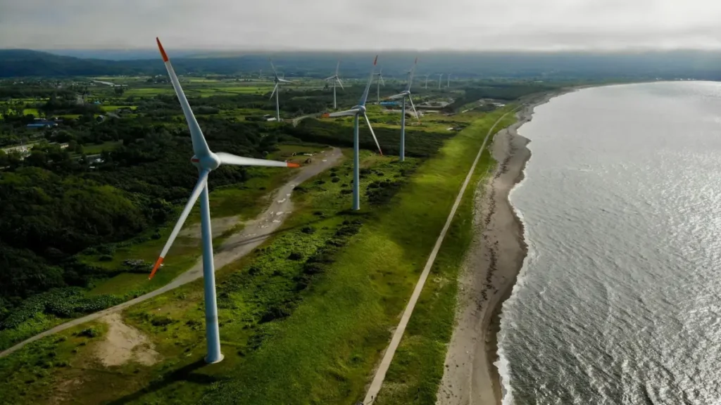 turbiny wiatrowe na wybrzeżu