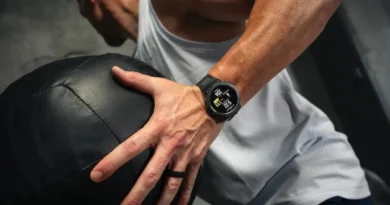 mężczyzna uprawiający sport z zegarkiem Amazfit na nadgarstku
