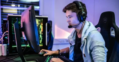 esportowiec przed komputerem