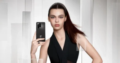 kobieta korzystająca ze smartfona Huawei Nova 13 Pro