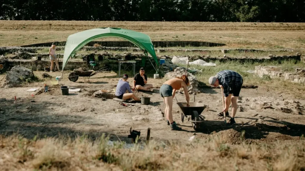 archeolodzy podczas pracy