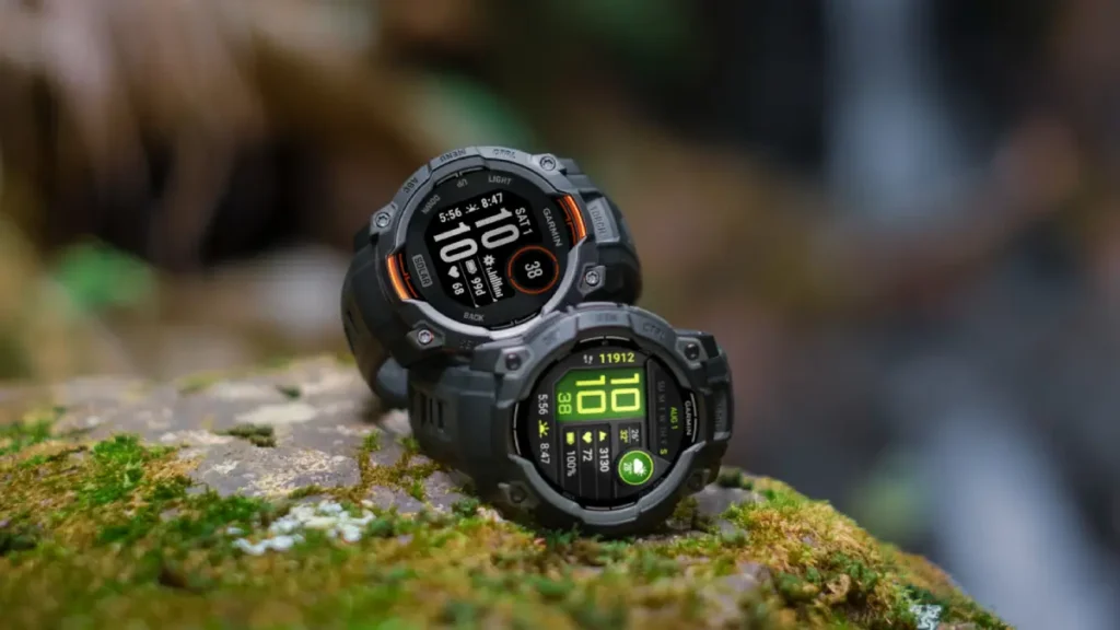 dwa smartfony Garmin na kamieniu