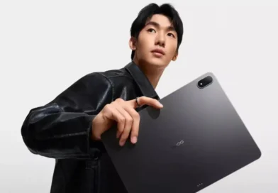 mężczyzna z tabletem OPPO