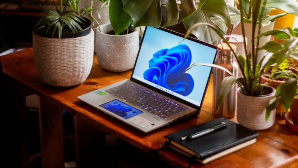 laptop z Windows na stoliku
