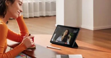 kobieta korzystająca z Redmi Pad 2