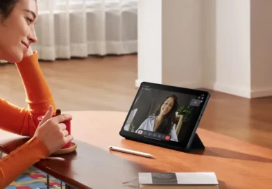 kobieta korzystająca z Redmi Pad 2