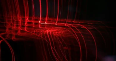 Polscy naukowcy ujarzmiają światło! Przełomowa technologia może zrewolucjonizować lasery!