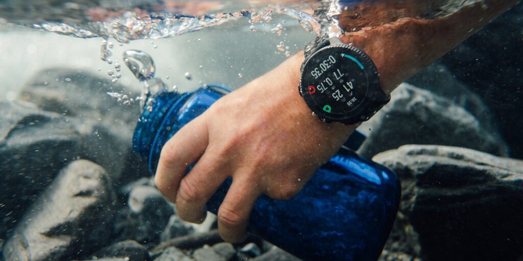 zegarek Suunto Vertical 2 na nadgarstku pod wodą