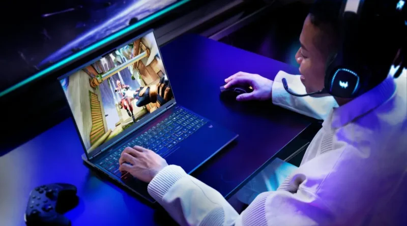 mężczyzna korzystający z komputera gamingowego