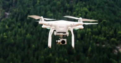 Przełom w świecie dronów – nowa technologia T-STAR pozwala rojom latać szybciej i bezpieczniej!