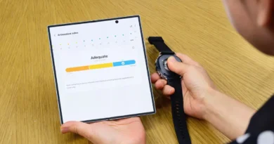 osoba korzystająca z zegarka i smartfona samsung