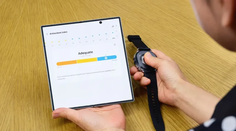 osoba korzystająca z zegarka i smartfona samsung