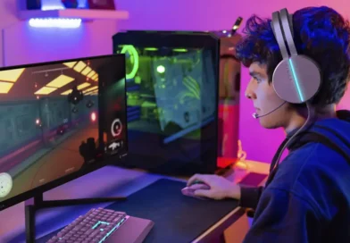 gracz korzystający z monitora Philips