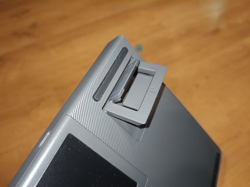 Logitech G515 Rapid TKL - nóżki otwarte