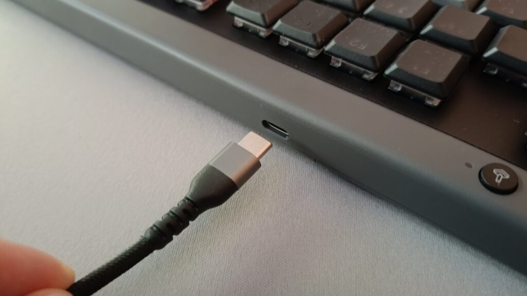 Logitech G515 Rapid TKL - złącze USBC